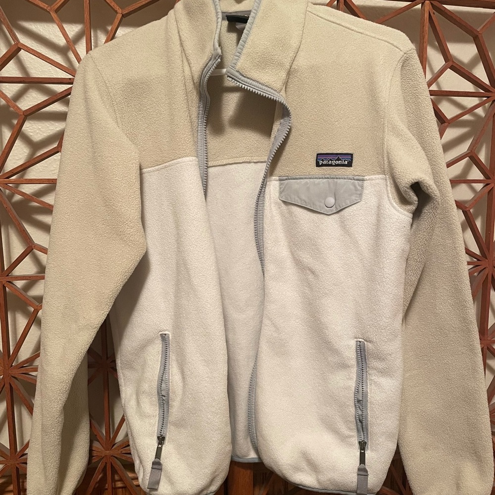 I believe it is a medium (tag is gone) , slightly worn but works great
